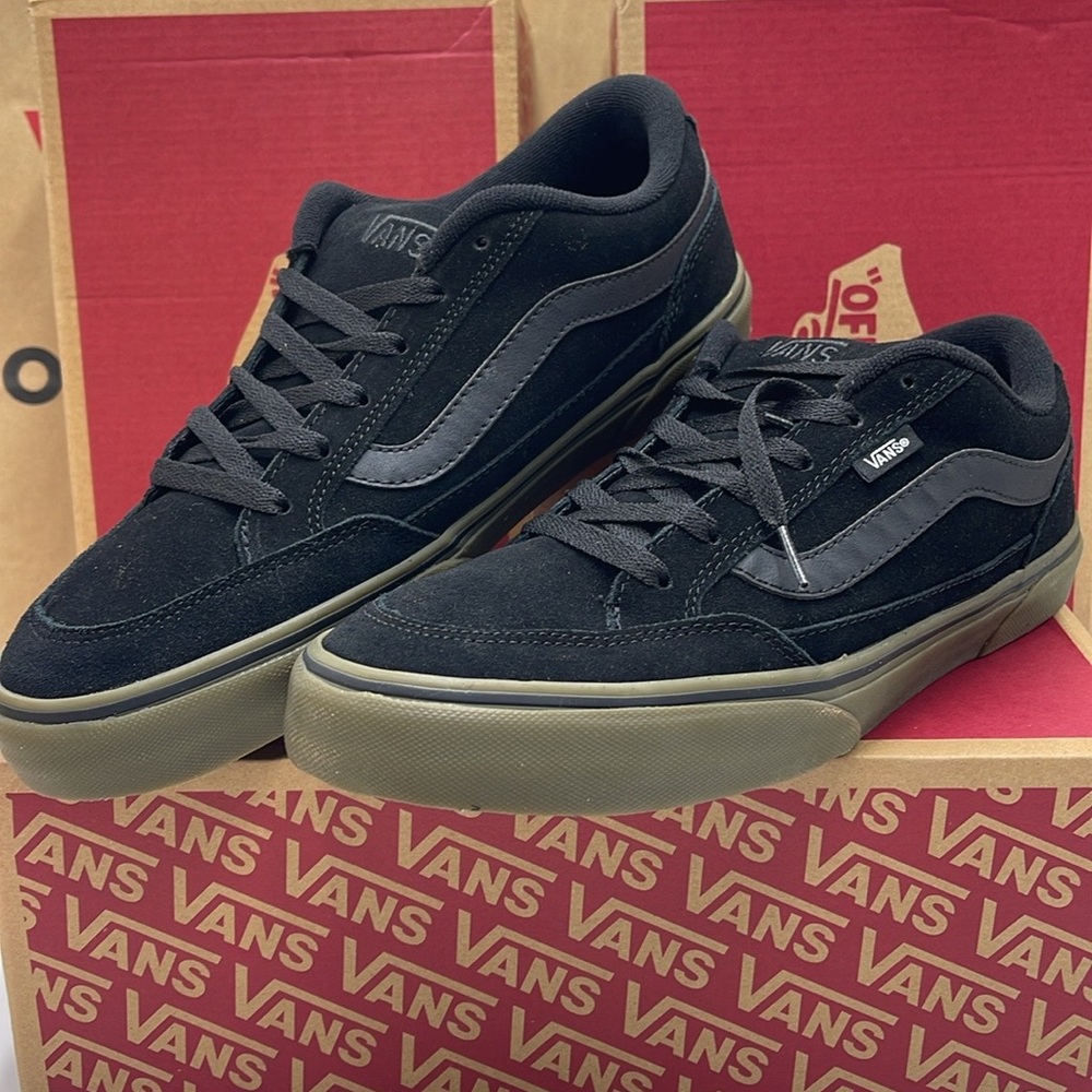 Vans WMNS Bearcat
Black/Dark Gum
VN000DT239L
Sneakers - Picture 1 of 16
